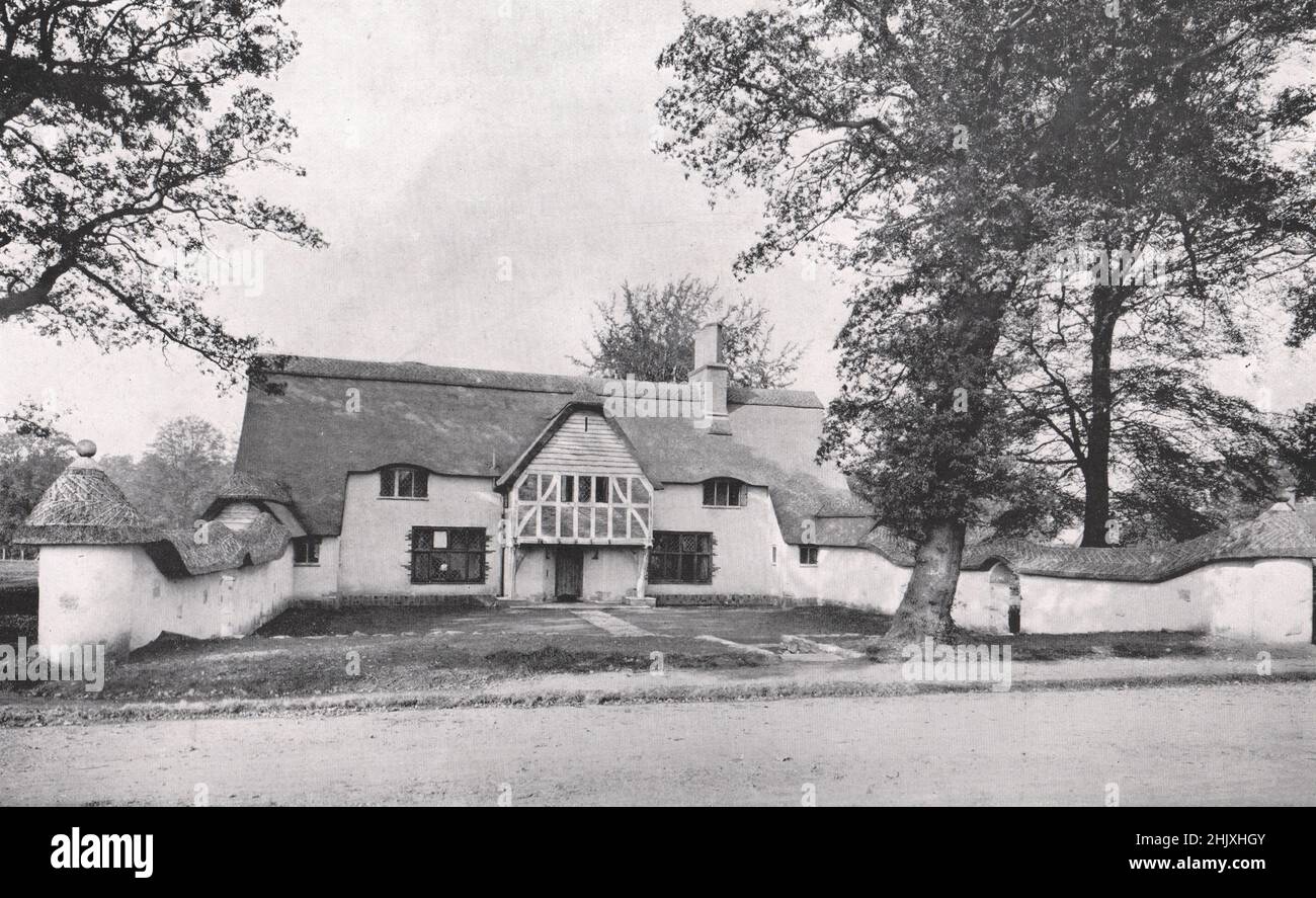 'The Tatched Cottage', West Byfleet, Surrey : entrée. G. Blair Imrie, architecte (1908) Banque D'Images