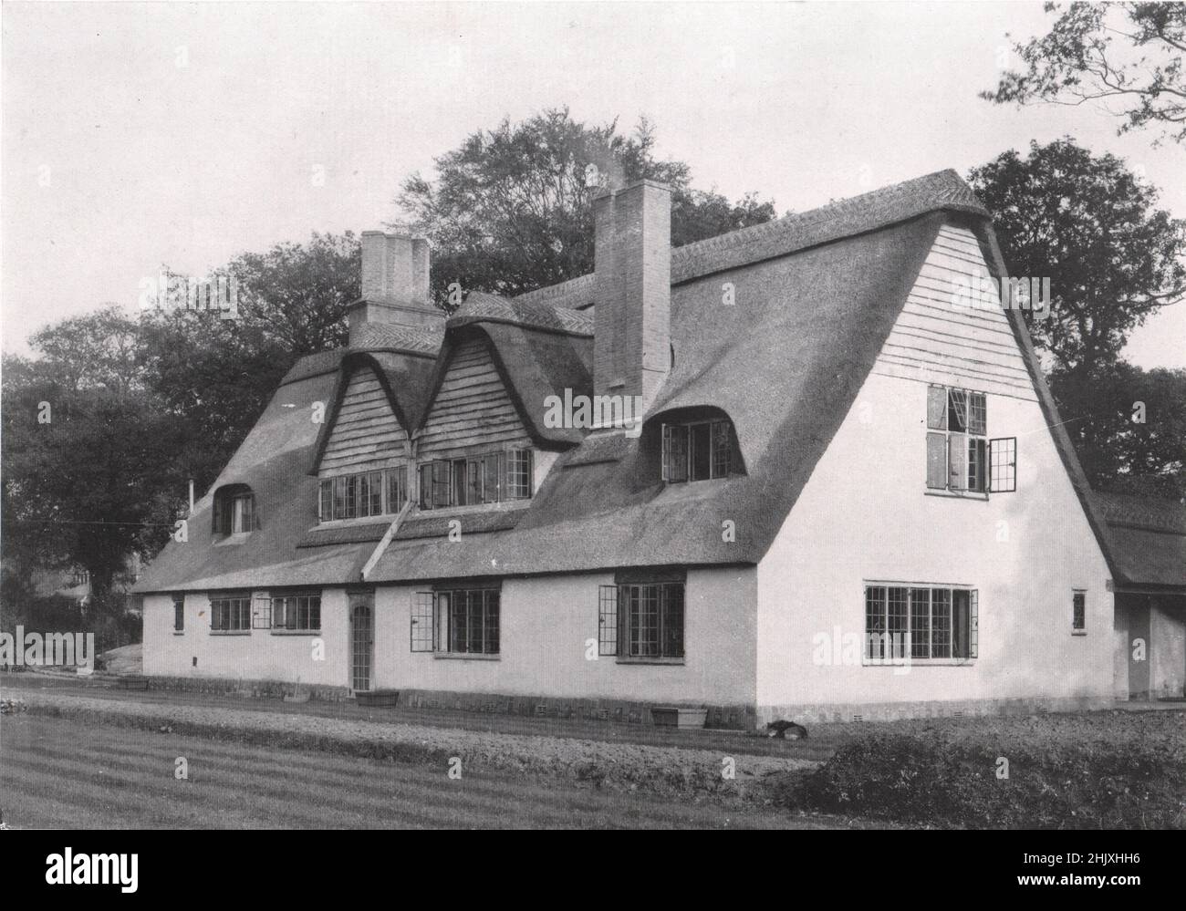 'The Tatched Cottage', West Byfleet, Surrey : jardin. G. Blair Imrie, architecte (1908) Banque D'Images