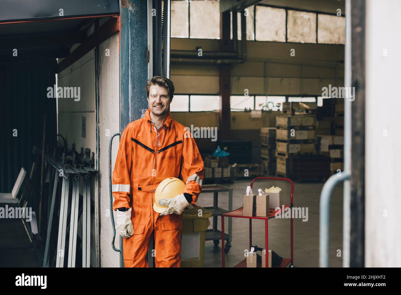 Portrait d'un ouvrier souriant de col bleu en uniforme à l'entrepôt Banque D'Images