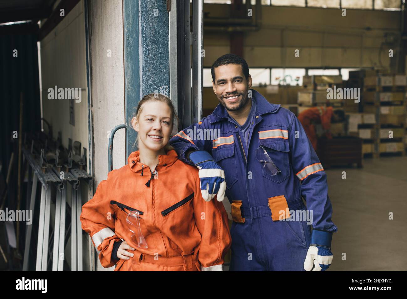 Des ouvriers d'ouvriers d'assurance en usine Banque D'Images