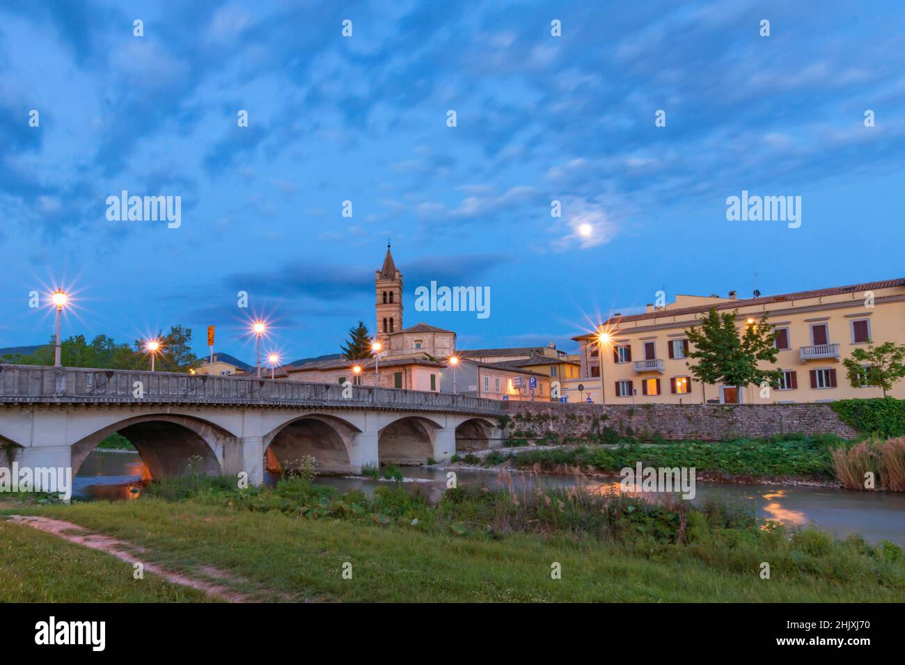 Viale XVI avenue Giugno, vue de nuit sur le pont de libération, Foligno, Ombrie, Italie, Europe Banque D'Images