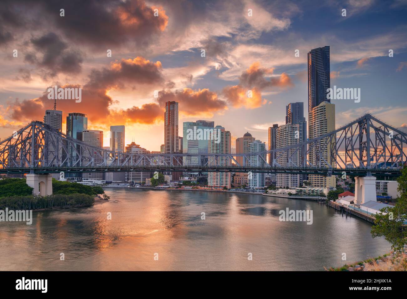 Brisbane, Australie.Image du paysage urbain de Brisbane avec le pont Story Bridge et le reflet de la ville sur le fleuve Brisbane au coucher du soleil. Banque D'Images