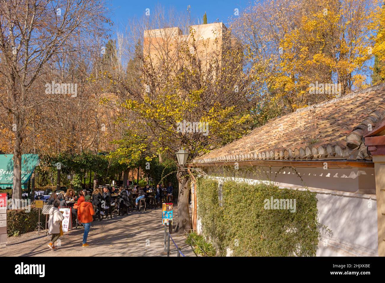 GRENADE ANDALOUSIE ESPAGNE ALHAMBRA CTA.DEL REY CHICO ARBRES AUTOMNAUX ET RESTAURANT LA MIMBRE Banque D'Images