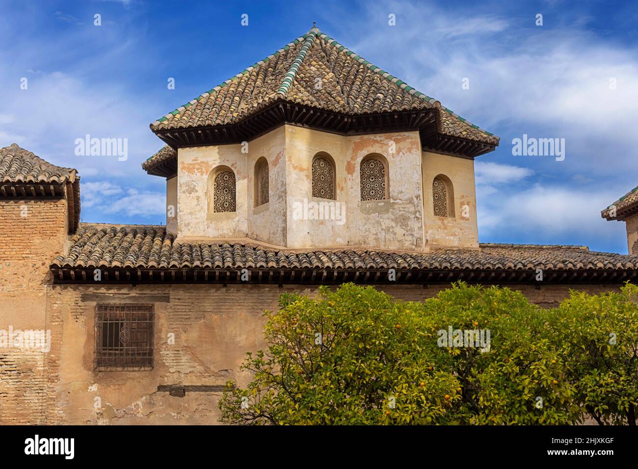 GRENADE ANDALOUSIE ESPAGNE PALAIS DE L'ALHAMBRA ORANGERS ET TOIT OCTOGONAL EN TUILES DU PALAIS ABENCERRAJES NASRID Banque D'Images