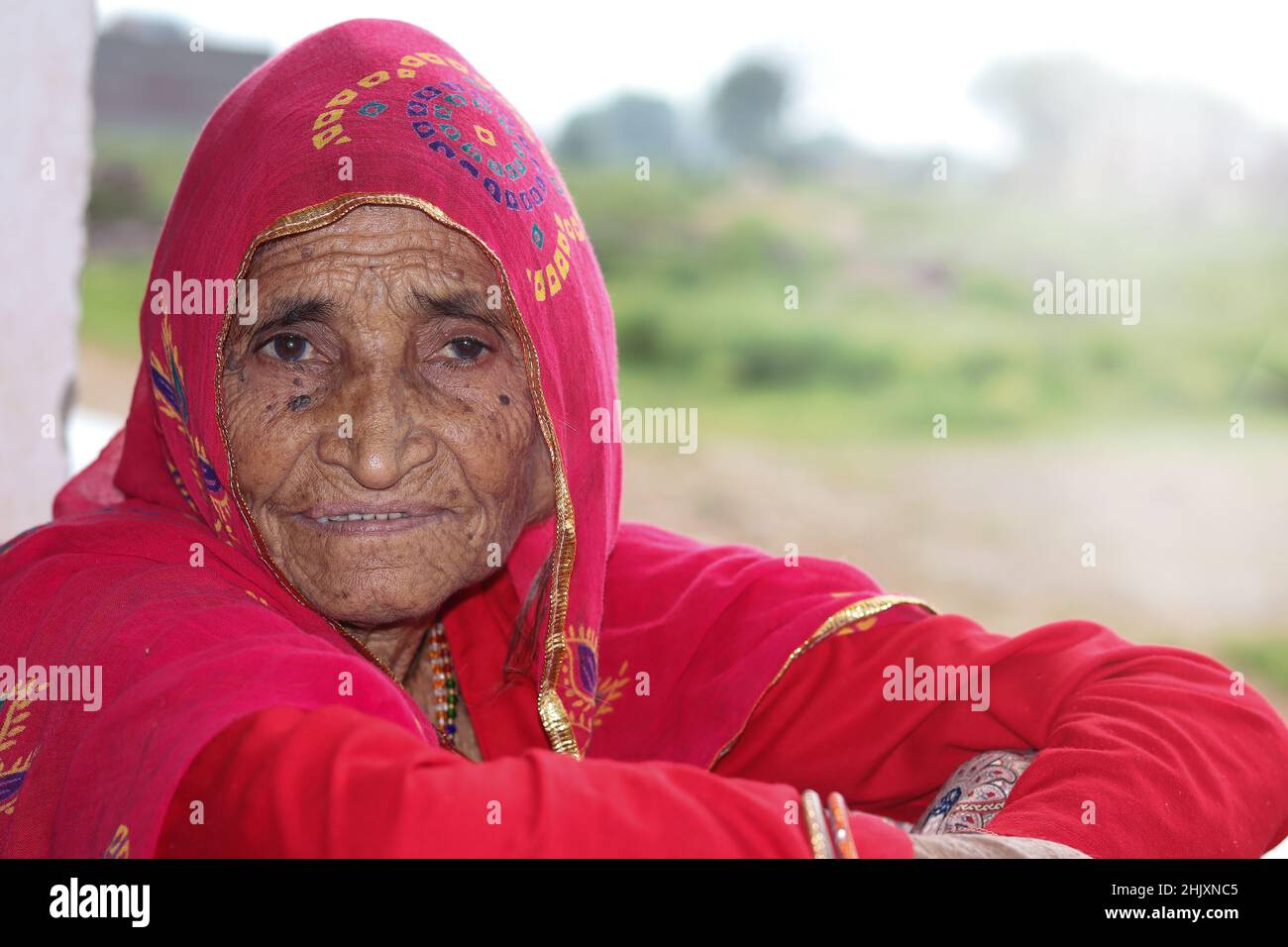 Vieille femme de la région rurale de l'Inde, mère, nounou, et grand-mère, les gens vivent dans le village de l'Inde et la culture indienne. Banque D'Images