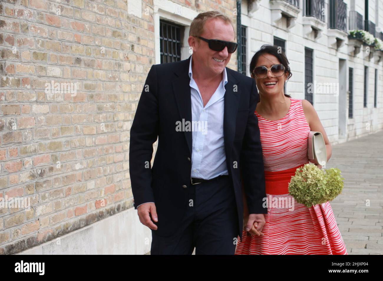 Salma Hayek et son mari François-Henri Pinault marchent main dans la main pendant leur départ à Venise, Italie, septembre 1 2012 Banque D'Images