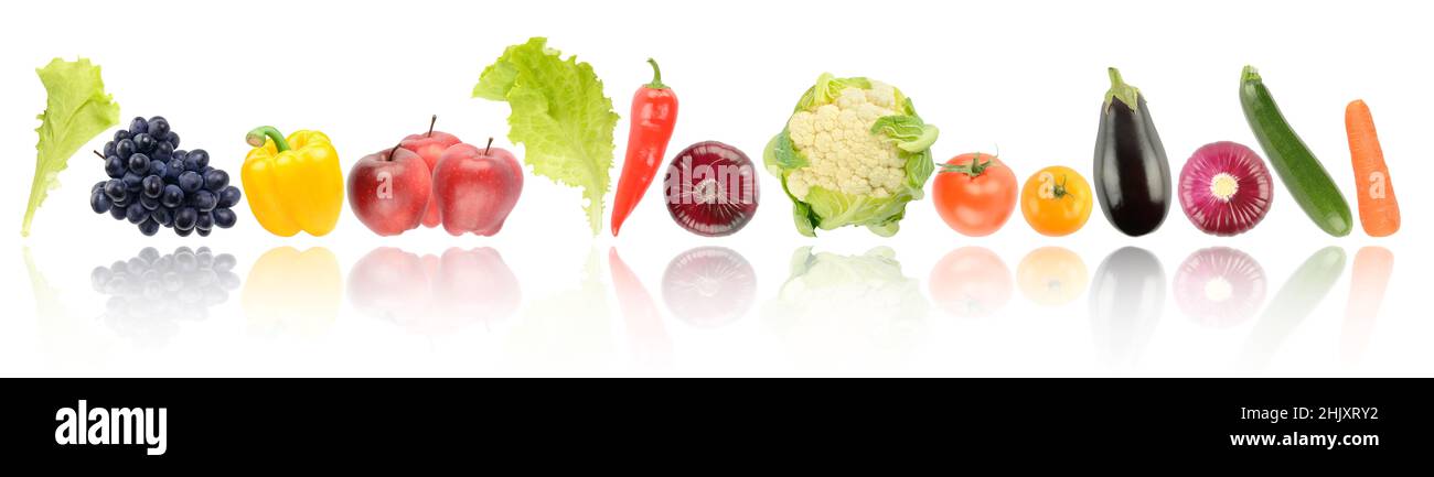 Panorama des fruits et légumes mûrs et frais avec réflexion lumineuse isolée sur fond blanc. Banque D'Images