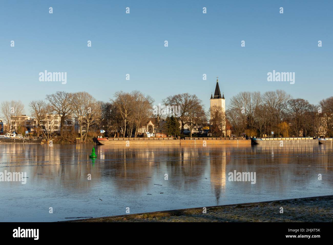 Berlin, Allemagne - 26 décembre 2021 : promenade le long de la rivière Spree et vue sur l'autre rive du parc de Treptower sur la route de l'île Insel der Jugend Banque D'Images