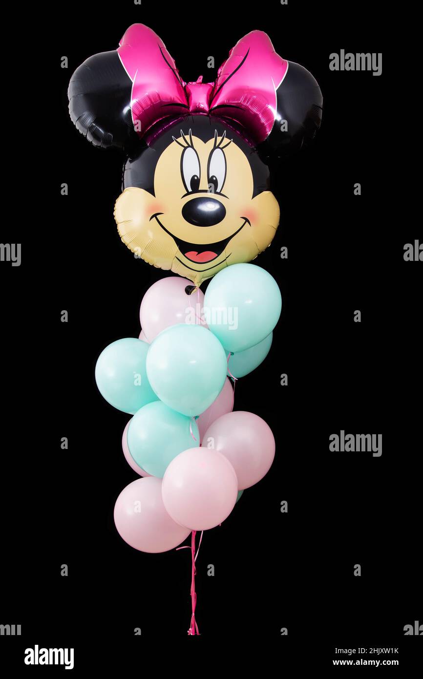 BOBRUISK, BELARUS 20.11.21: Un ensemble de magnifiques ballons de couleur rose et turquoise avec une souris à mickey pour la fête des enfants.Arrière-plan noir, gros plan Banque D'Images