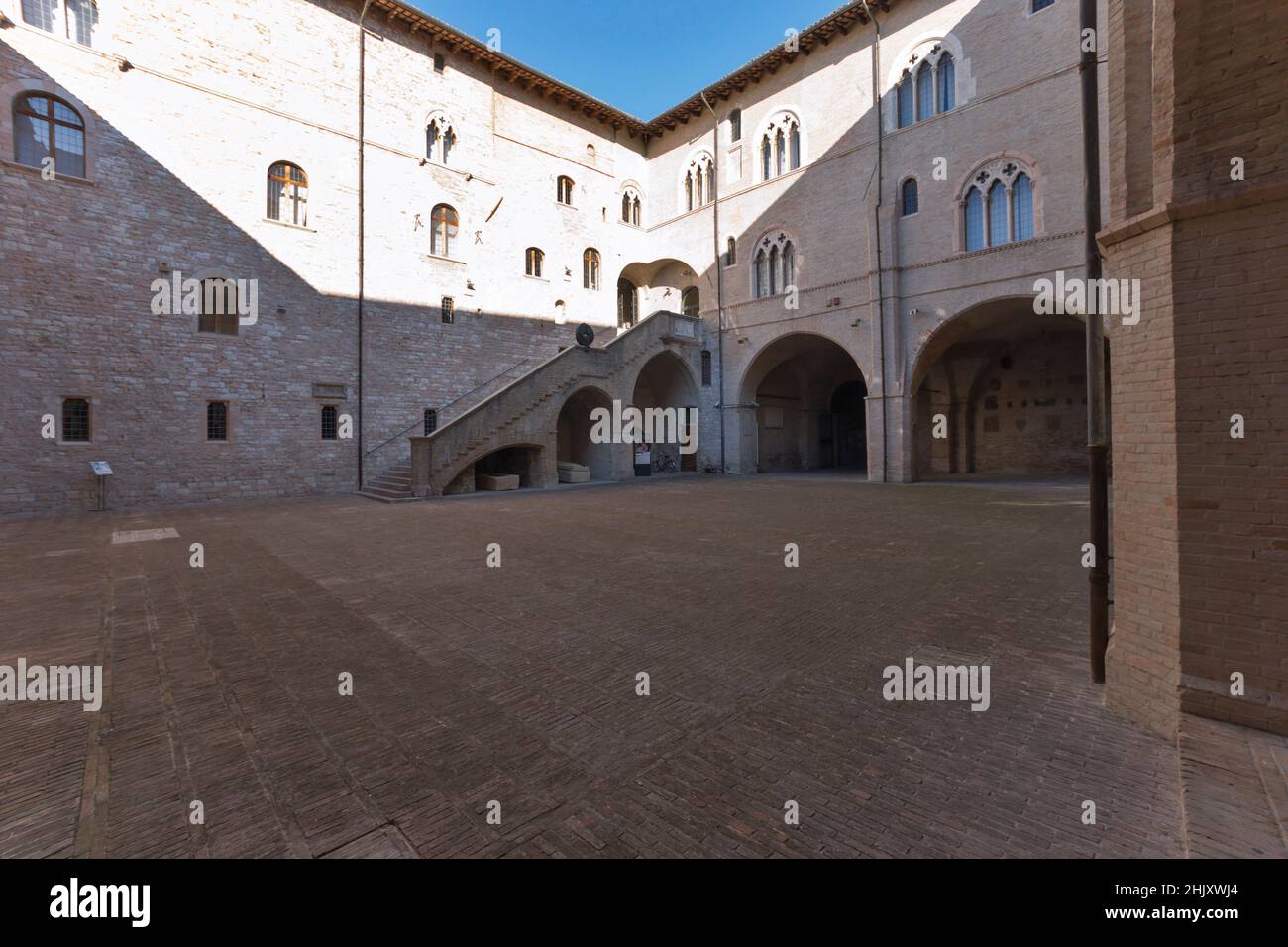 Place Piazza della Repubblica, Cour du palais Palazzo Trinci, Foligno, Ombrie, Italie, Europe Banque D'Images