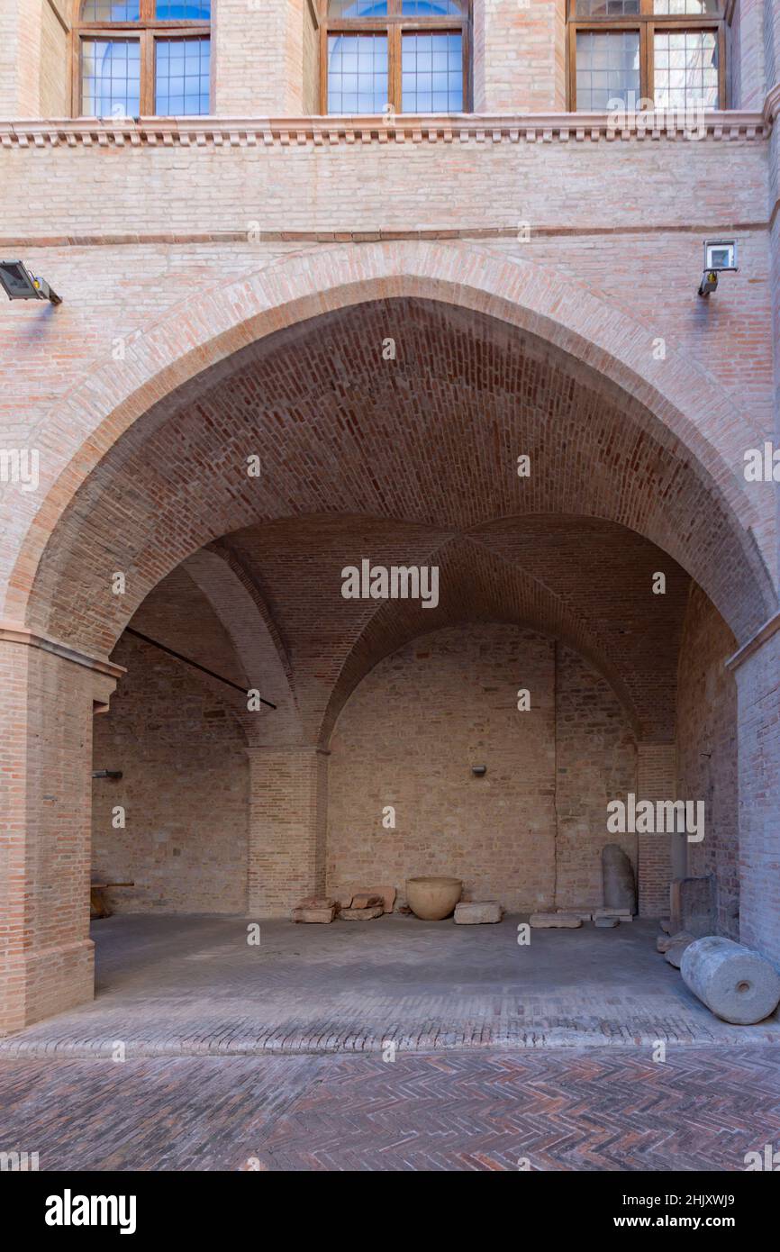Place Piazza della Repubblica, Cour du palais Palazzo Trinci, Foligno, Ombrie, Italie, Europe Banque D'Images