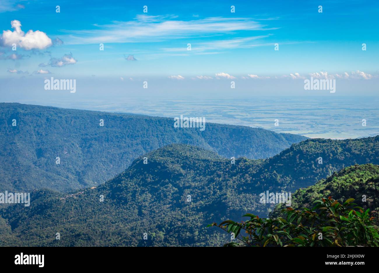 chaîne de montagnes avec ciel bleu vif l'après-midi à partir de l'image d'angle plat est prise à sept soeur cascade cherrapunji meghalaya inde. Banque D'Images