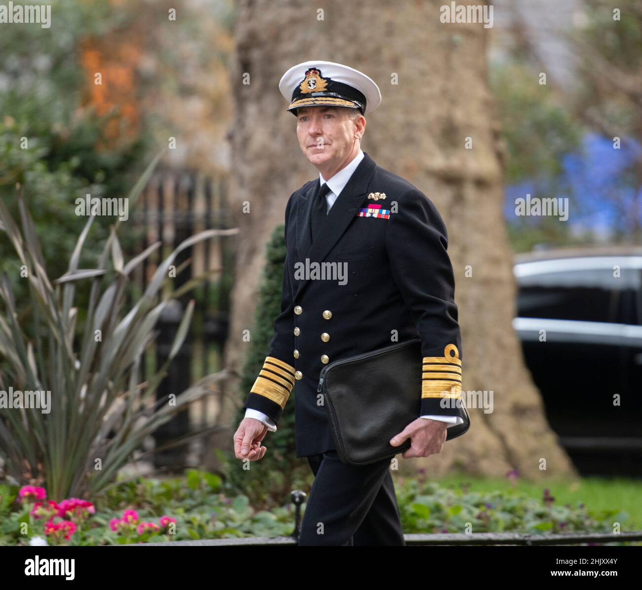 Downing Street, Londres, Royaume-Uni.1 février 2022.Le chef d'état-major de la Défense Sir Tony Radakin arrive à Downing Street pour un briefing du Cabinet le jour où le PM Boris Johnson vole en Ukraine pour des réunions.Crédit : Malcolm Park/Alay Live News. Banque D'Images