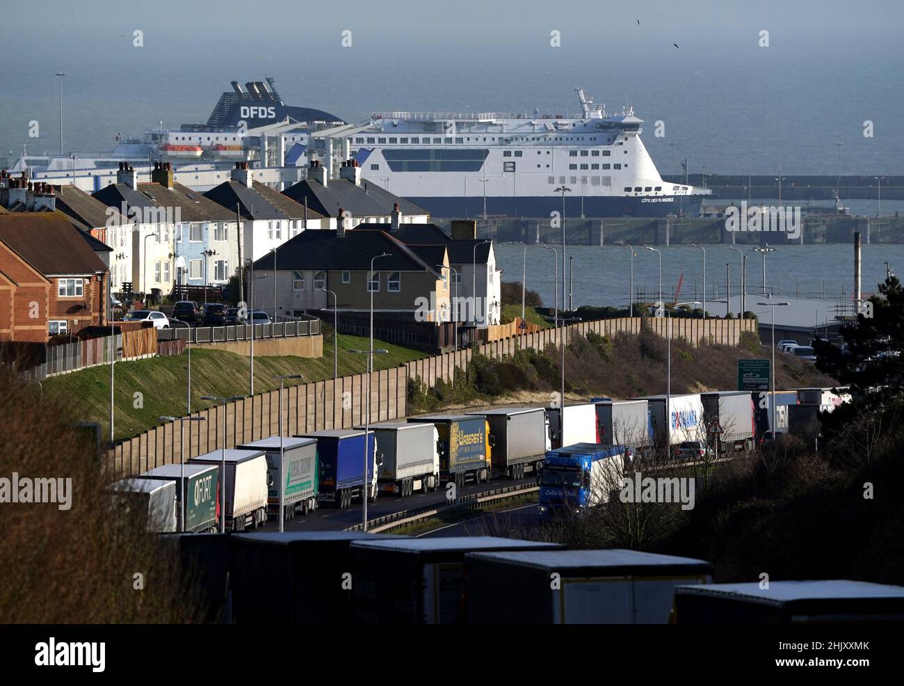 Des camions sont en file d'attente pour le port de Douvres dans le Kent, car le ROBINET de Douvres est appliqué en raison du volume élevé de camions qui attendent de traverser la Manche.Douvres TAP est un système de gestion temporaire du trafic qui met en file d'attente les camions à destination des ports sur la voie (gauche) du A20 pour éviter que Douvres ne soit congestionnée et contribue à améliorer la qualité de l'air.Date de la photo: Mardi 1 février 2022. Banque D'Images