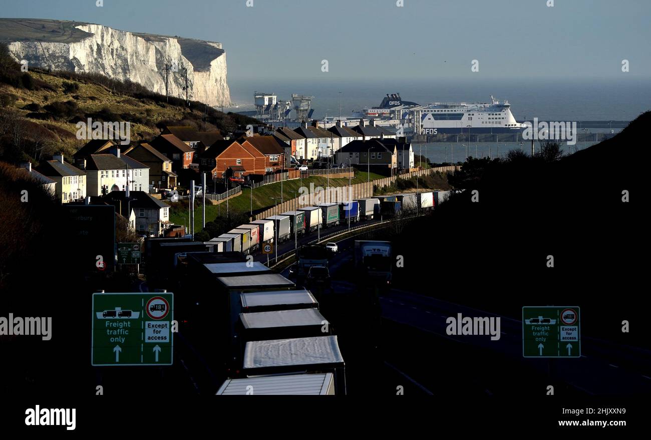 Des camions sont en file d'attente pour le port de Douvres dans le Kent, car le ROBINET de Douvres est appliqué en raison du volume élevé de camions qui attendent de traverser la Manche.Douvres TAP est un système de gestion temporaire du trafic qui met en file d'attente les camions à destination des ports sur la voie (gauche) du A20 pour éviter que Douvres ne soit congestionnée et contribue à améliorer la qualité de l'air.Date de la photo: Mardi 1 février 2022. Banque D'Images