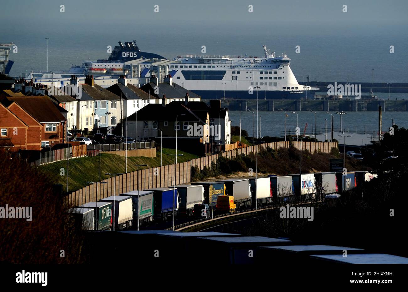 Des camions sont en file d'attente pour le port de Douvres dans le Kent, car le ROBINET de Douvres est appliqué en raison du volume élevé de camions qui attendent de traverser la Manche.Douvres TAP est un système de gestion temporaire du trafic qui met en file d'attente les camions à destination des ports sur la voie (gauche) du A20 pour éviter que Douvres ne soit congestionnée et contribue à améliorer la qualité de l'air.Date de la photo: Mardi 1 février 2022. Banque D'Images