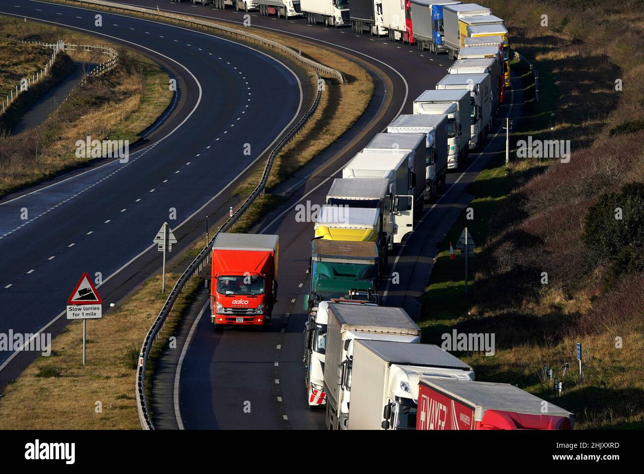 Des camions sont en file d'attente pour le port de Douvres dans le Kent, car le ROBINET de Douvres est appliqué en raison du volume élevé de camions qui attendent de traverser la Manche.Douvres TAP est un système de gestion temporaire du trafic qui met en file d'attente les camions à destination des ports sur la voie (gauche) du A20 pour éviter que Douvres ne soit congestionnée et contribue à améliorer la qualité de l'air.Date de la photo: Mardi 1 février 2022. Banque D'Images