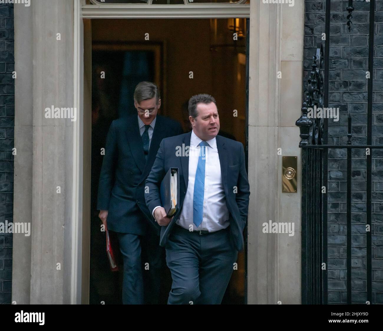 Downing Street, Londres, Royaume-Uni.1 février 2022.Jacob Rees-Moggs et Mark Spencer, whip en chef, quittent le 10 Downing Street après une réunion hebdomadaire du cabinet.Crédit : Malcolm Park/Alay Live News. Banque D'Images