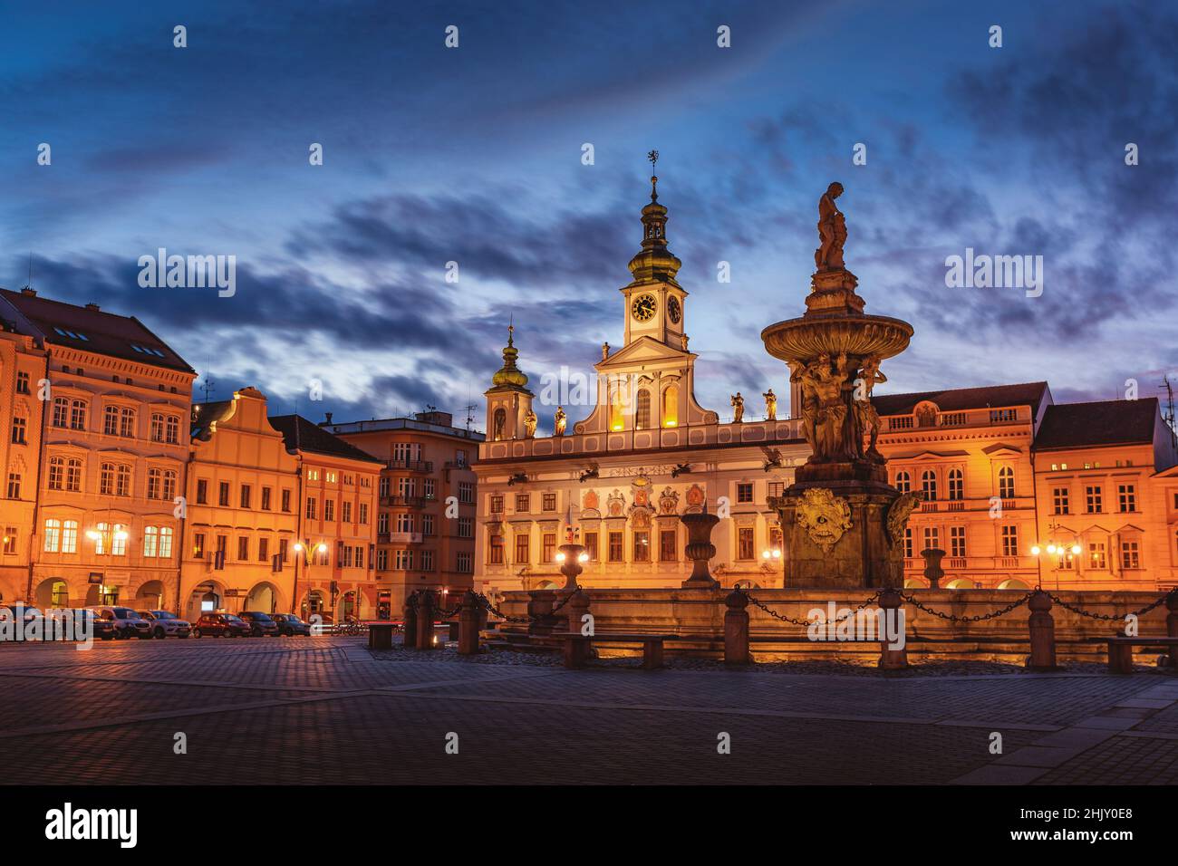 Centre historique de Ceske Budejovice la nuit, Tchéquie Banque D'Images