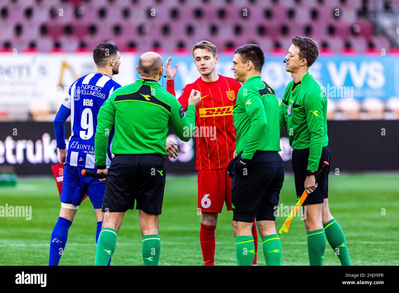 Farum, Danemark.31st janvier 2022.Les capitaines Jacob Steen Christensen (6) du FC Nordsjaelland et Marcus Berg (9) de l'IFK Goteborg vus avec ces arbitres avant un match test entre le FC Nordsjaelland et l'IFK Goteborg à droite de Dream Park à Farum.(Crédit photo : Gonzales photo/Alamy Live News Banque D'Images