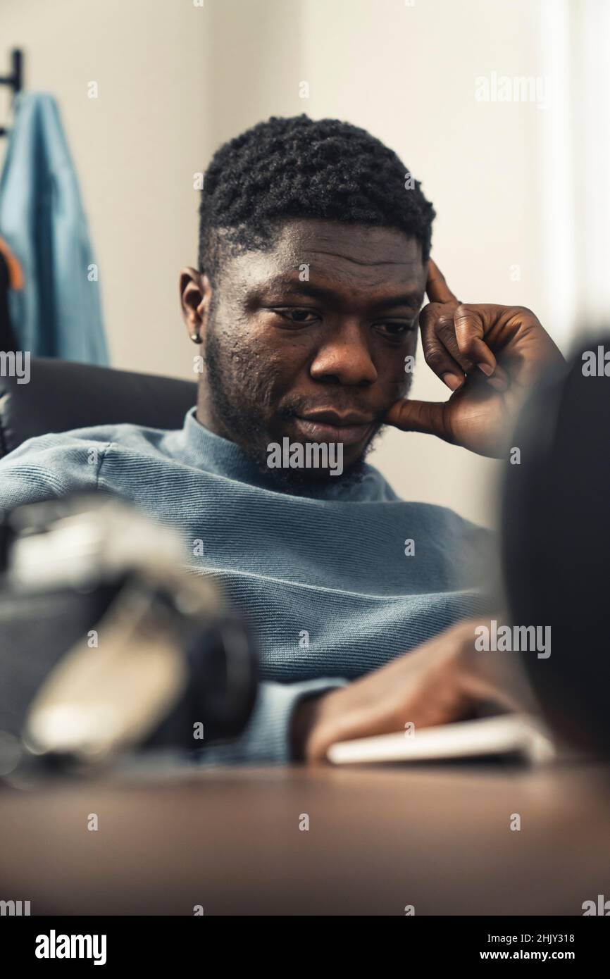 Penser homme noir travaillant sur ordinateur portable - portrait tourné.Photo de haute qualité Banque D'Images