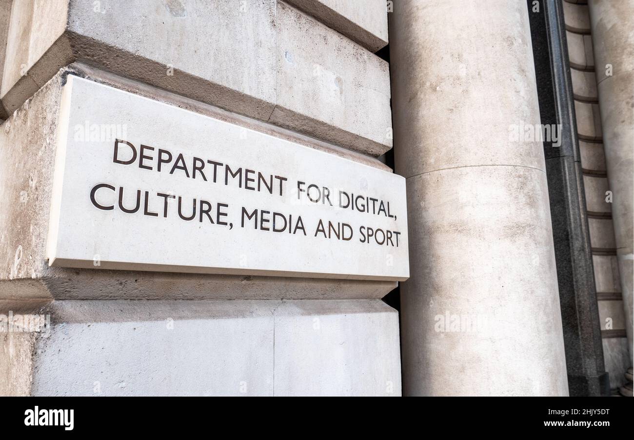 Le Département du numérique, de la culture, des médias et du sport.Signalisation pour le département du gouvernement britannique plus connu sous le nom de DCMS à Whitehall, Londres. Banque D'Images