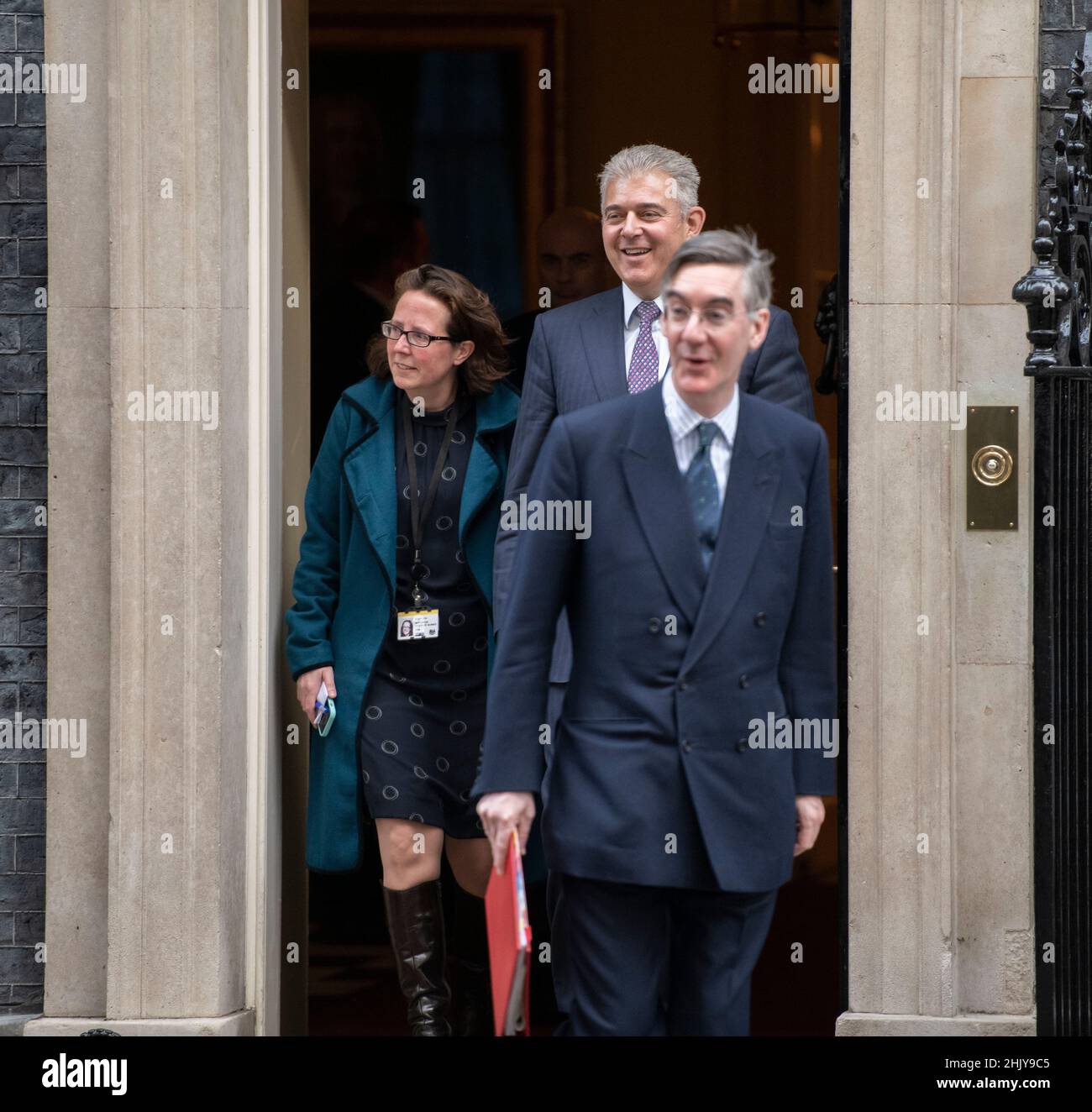 Downing Street, Londres, Royaume-Uni.1 février 2022.Le député Jacob Rees-Mogg, Lord President of the Council, leader of the Commons quitte le 10 Downing Street après une réunion hebdomadaire du Cabinet, suivi par le député de Brandon Lewis, secrétaire d'État pour l'Irlande du Nord, et Natalie Evans, baronne Evans de Bowes Park, leader de la Chambre des Lords, Lord privent Seal.Crédit : Malcolm Park/Alay Live News. Banque D'Images