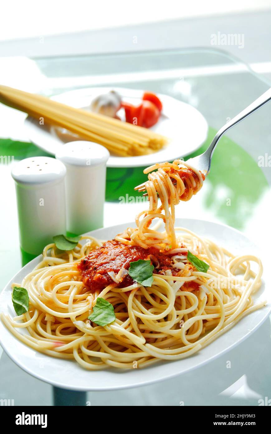 SPAGHETTI ALIMENTAIRES À LA SAUCE ROUGE Banque D'Images