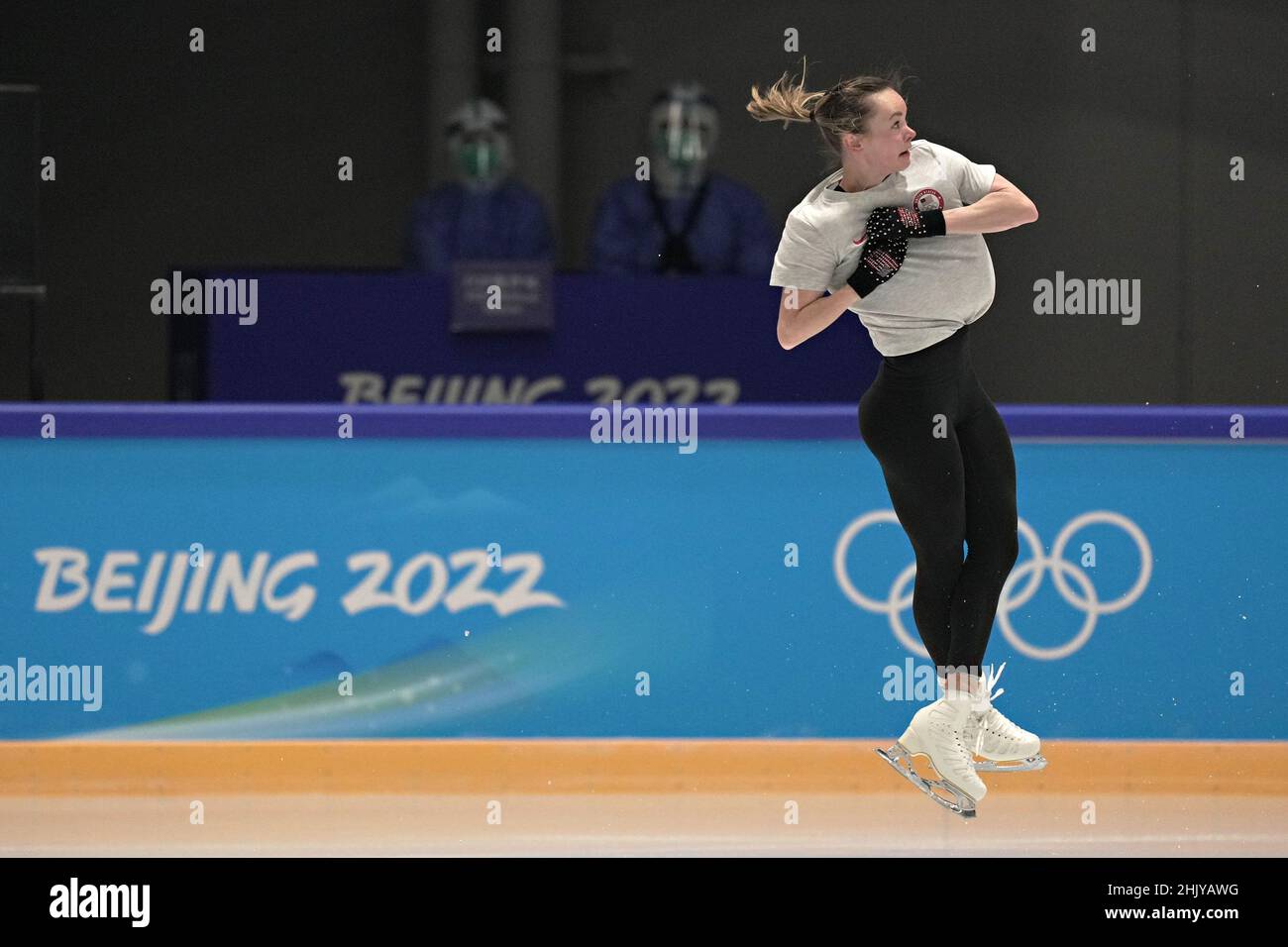 Pékin, Chine.01st févr. 2022.Le patineur de la figure Mariah Bell des États-Unis tourne alors que les responsables de la santé regardent pendant une séance d'entraînement avant les Jeux olympiques d'hiver de Beijing à Beijing le mardi 1 février 2022.Les Jeux Olympiques sont ouverts le 4th février dans le cadre des protocoles Extreme Covid-19.Photo de Richard Ellis/UPI crédit: UPI/Alay Live News Banque D'Images