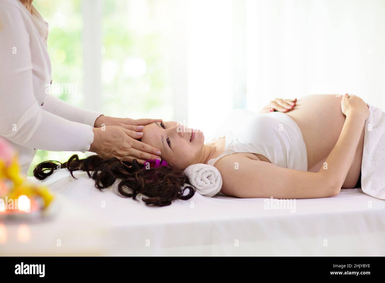 Soins de grossesse en spa.Massage pour femme enceinte.Femme asiatique  expectative qui profite d'une journée bien-être.Détente et méditation.Une  nouvelle maman qui se détende Photo Stock - Alamy