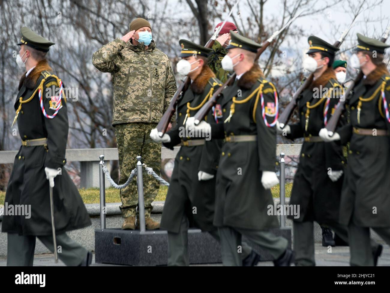 Prague, République tchèque.01st févr. 2022.Le commandant en chef des forces armées de l'Ukraine, Valerii Zaluzhnyi, salue le Mémorial national de Vitkov à Prague (République tchèque), le 1 février 2022, lors de sa visite en République tchèque.Credit: Michaela Rihova/CTK photo/Alay Live News Banque D'Images