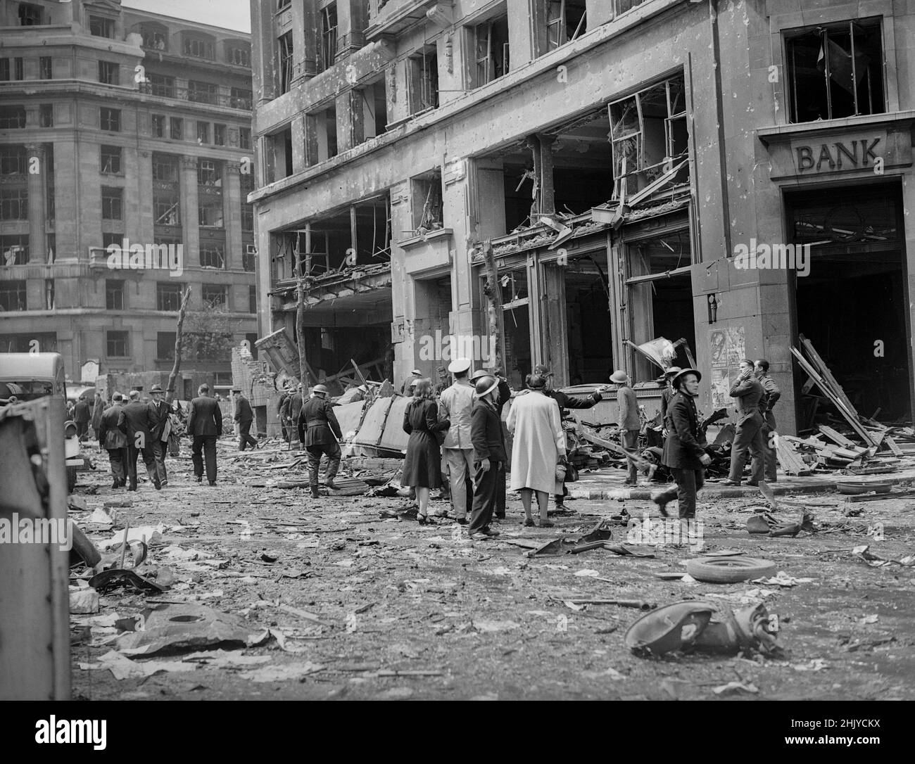LONDRES - 30 JUIN : le 30 juin 1944, Aldwych WC2 a subi l'une des V1 attaques à la bombe volante les plus meurtrières de la guerre.Quinze jours après les premiers coups de grève de V1 sur Londres, le drone menaçant d'un autre « insecte » a été entendu au-dessus de la capitale.Aldwych était bondé de travailleurs revenant de leur heure de déjeuner ou faisant la queue au bureau de poste local.A 2,07pm h 30, le V1 a glissé silencieusement au-dessus de la Tamise, en descendant pour exploser sur la route entre le ministère de l'Air et l'aile nord-est de Bush House, qui abrite les Services extérieurs de la BBC.Bien que le ministère de l'air à cadre d'acier ait absorbé une grande partie de l'explosion, leav Banque D'Images