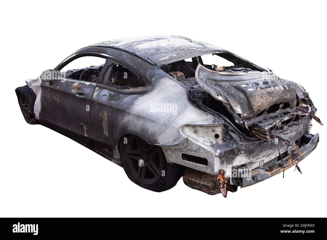 Voiture brûlée de derrière isolée sur fond blanc.Épave de voiture après accident de voiture, incendie, crime de vandalisme, émeutes.Voiture arson après explosion. Banque D'Images