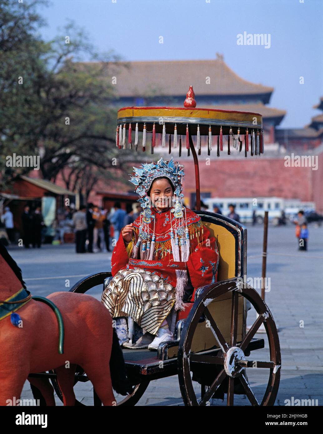 Chine.Pékin.La Cité interdite.Jeune actrice chinoise en costume de la dynastie Qing. Banque D'Images
