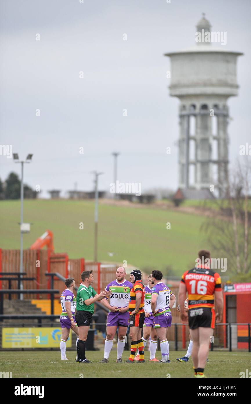 Dewsbury, Angleterre - 30 janvier 2022 - l'arbitre Ben Thaler s'entretient avec les capitaines lors du championnat de rugby Betfred Round 1 Dewsbury Rams vs Bradford Bulls au stade Tetley, Dewsbury, Royaume-Uni Dean Williams Banque D'Images