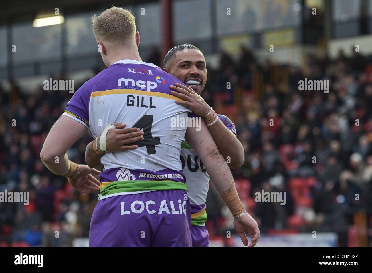 Dewsbury, Angleterre - 30 janvier 2022 - David Foggin-Johnston, de Bradford Bulls, fête avec Kieran Gillwourt au championnat de rugby Betfred Round 1 Dewsbury Rams vs Bradford Bulls au stade Tetley, Dewsbury, Royaume-Uni Dean Williams Banque D'Images