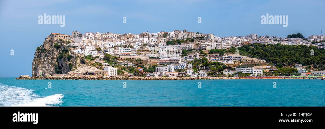 Peschici village de Gargano dans la région des Pouilles sud de l'Italie - panoramique horizontal Banque D'Images