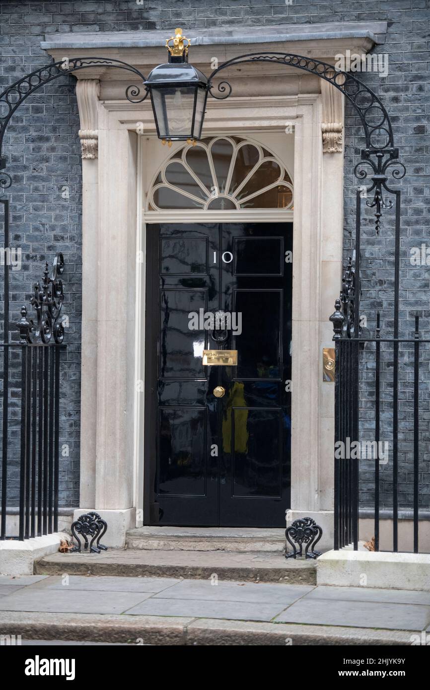 Downing Street, Londres, Royaume-Uni.1 février 2022.Porte d'entrée du 10 Downing Street pendant les réunions hebdomadaires du cabinet.Crédit : Malcolm Park/Alay Live News. Banque D'Images