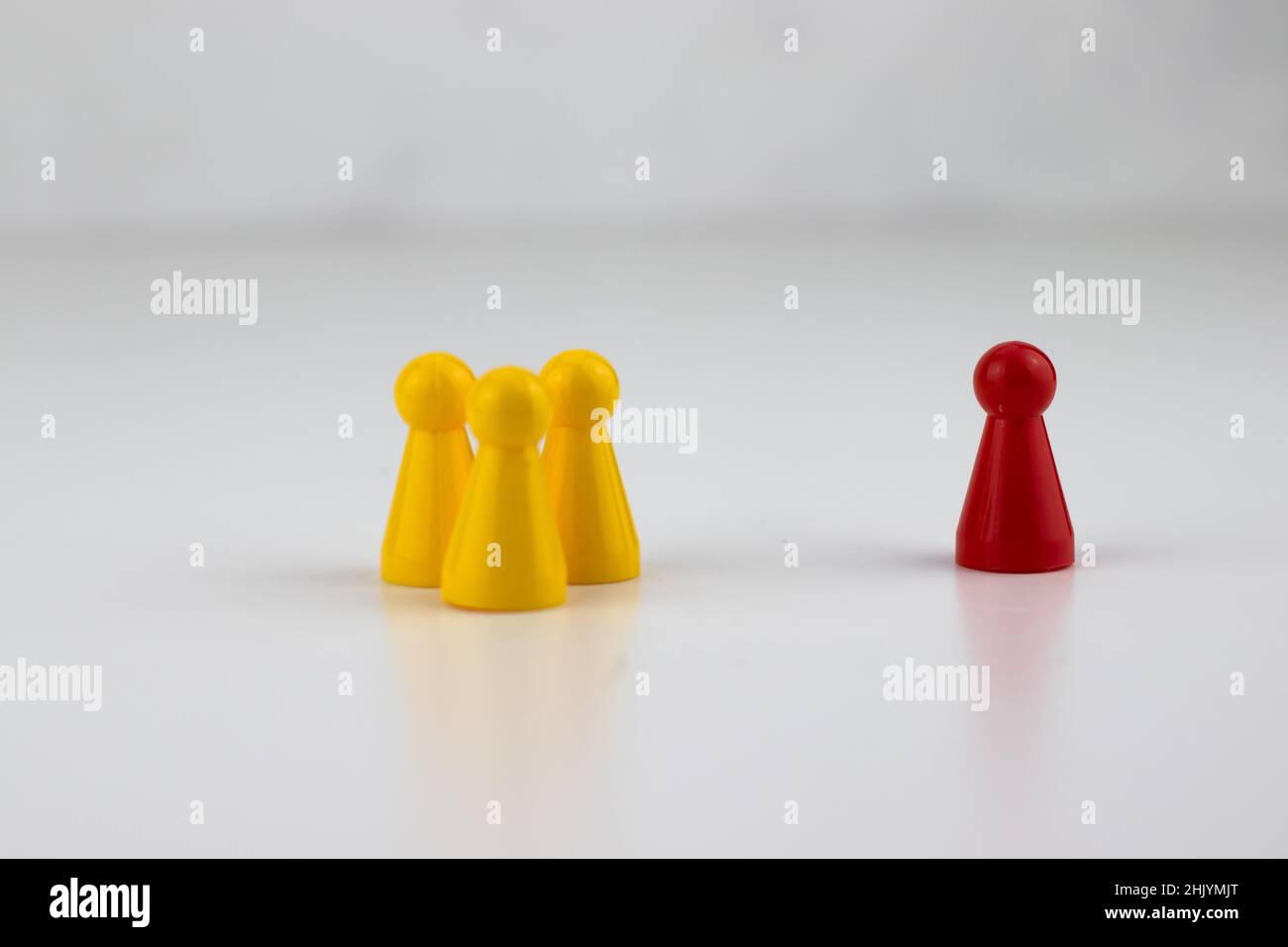 Pièces colorées d'un jeu de société sur une surface blanche avec espace de copie Banque D'Images