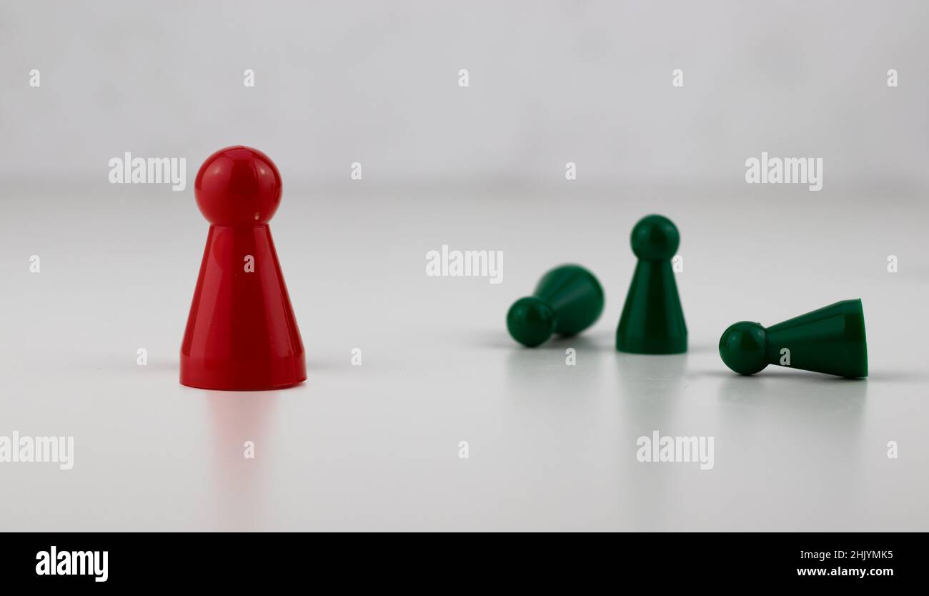 Pièces colorées d'un jeu de société sur une surface blanche avec espace de copie Banque D'Images