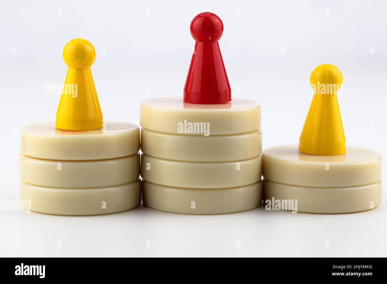 Pièces colorées d'un jeu de société sur une surface blanche avec espace de copie Banque D'Images