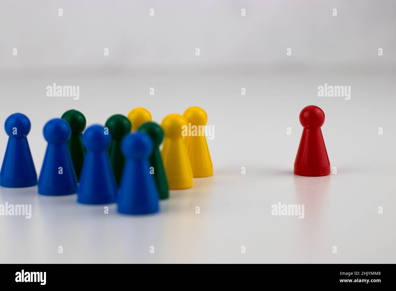 Pièces colorées d'un jeu de société sur une surface blanche avec espace de copie Banque D'Images