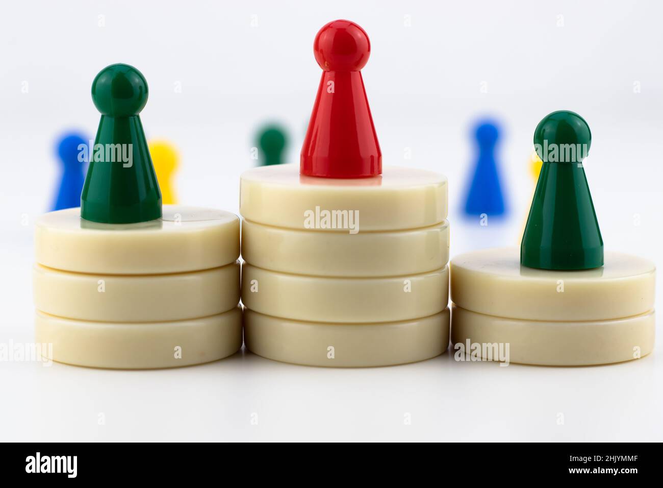 Pièces colorées d'un jeu de société sur une surface blanche avec espace de copie Banque D'Images