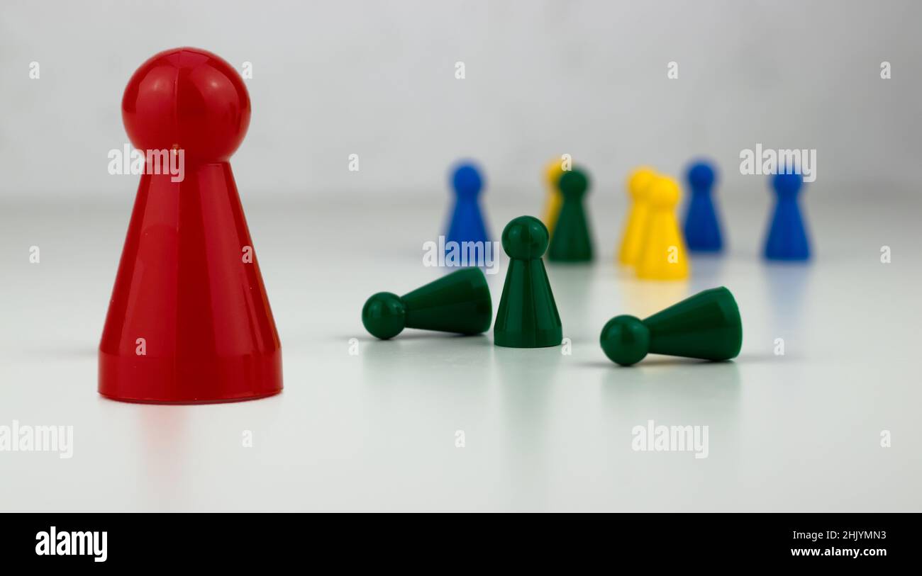 Pièces colorées d'un jeu de société sur une surface blanche avec espace de copie Banque D'Images