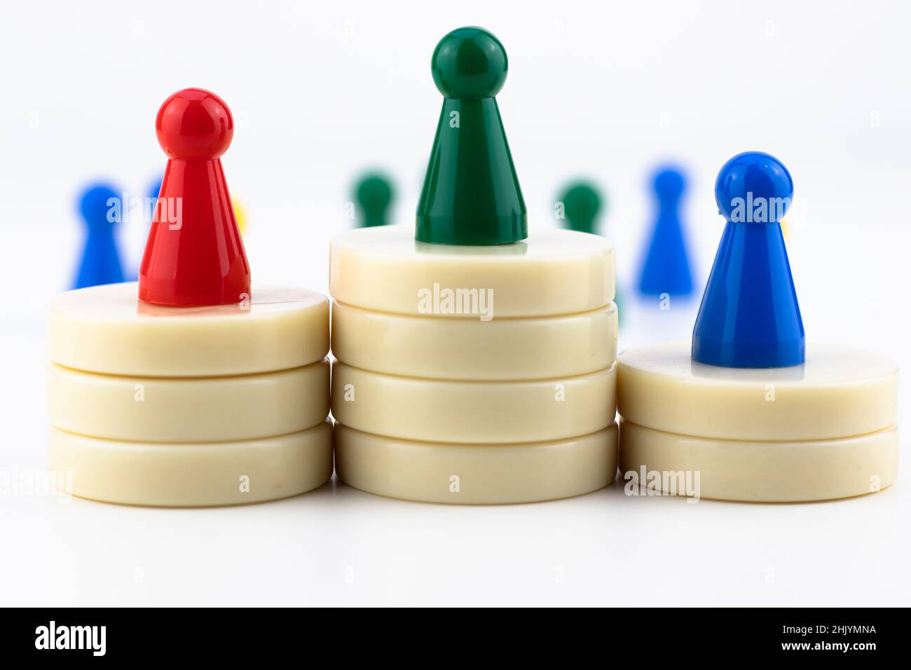 Pièces colorées d'un jeu de société sur une surface blanche avec espace de copie Banque D'Images