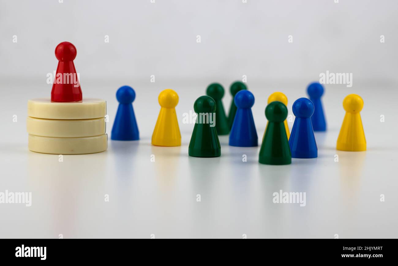 Pièces colorées d'un jeu de société sur une surface blanche Banque D'Images