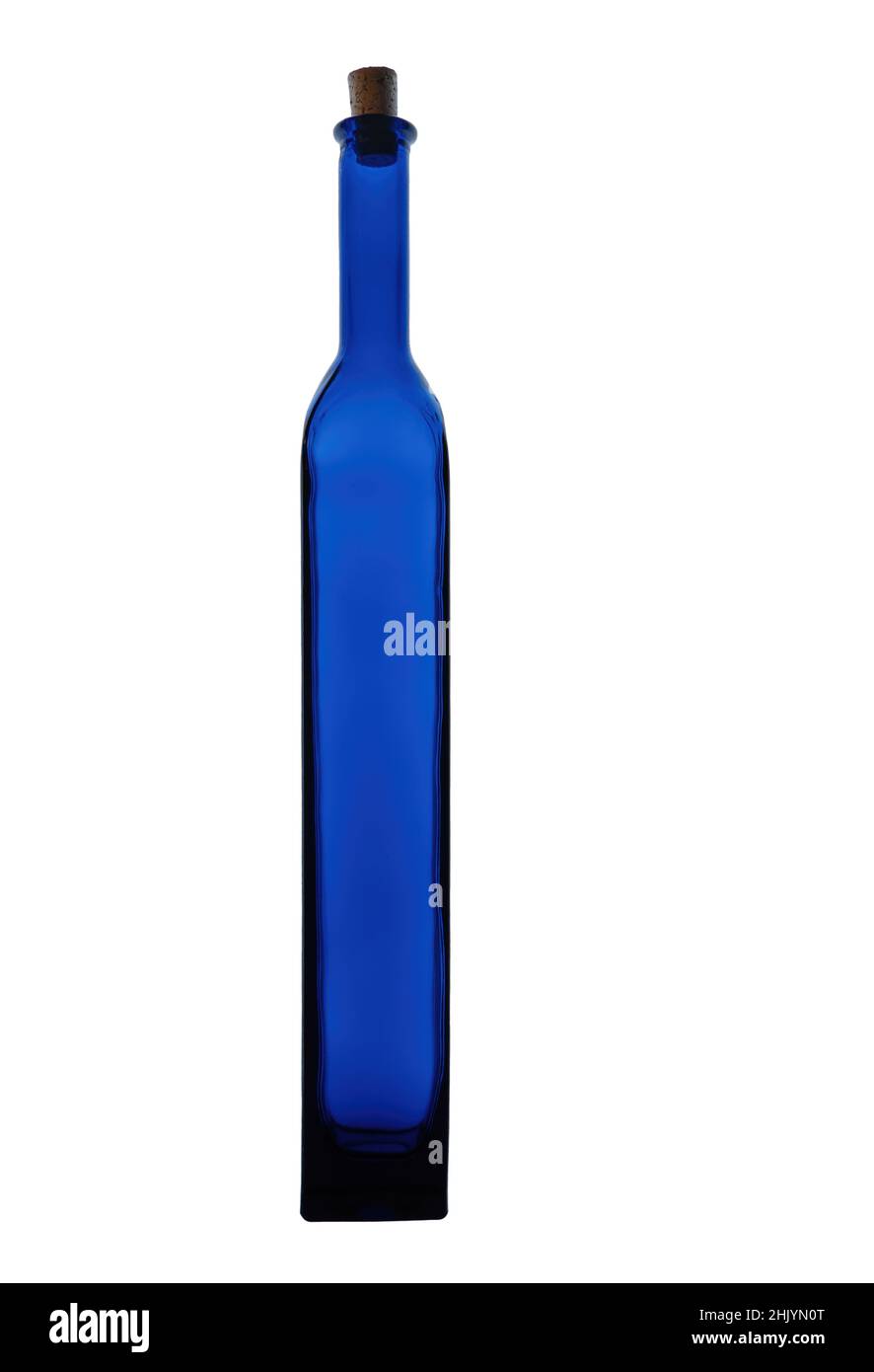 Grand, fin, flacon en verre bleu clair isolé sur fond blanc. Banque D'Images