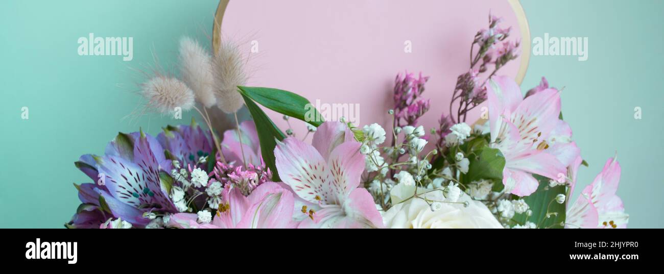 Bannière avec bouquet de lys roses, gitsophiles.Fond turquoise.Love Valentines Copy Space. Banque D'Images