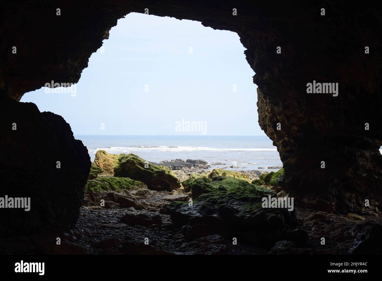 Vue sur l'océan depuis l'intérieur d'une grotte Banque D'Images