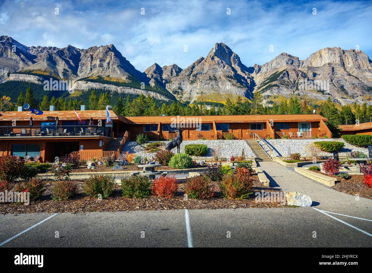 The Crossing Resort Hotel, café et restaurant dans le parc national Banff, Canada Banque D'Images The Crossing Resort Hotel, café et restaurant dans le parc national Banff, Canada Banque D'Images